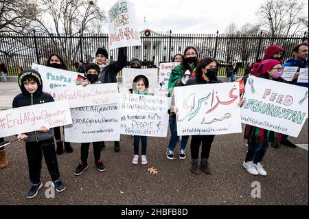 Washington, Usa. 19th Dez 2021. Demonstranten halten Plakate während einer Kundgebung, um den Hungertod in Afghanistan zu beenden. Kredit: SOPA Images Limited/Alamy Live Nachrichten Stockfoto