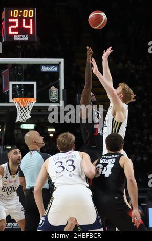 Bologna, Italien. 19th Dez 2021. Beginn der Serie A1 der italienischen LBA Basketball Meisterschaft Spiel Segafredo Virtus Bologna vs. Kigili Fortitudo Bologna in der Segafredo Arena - Bologna, 19. Dezember 2021 Kredit: Unabhängige Fotoagentur/Alamy Live Nachrichten Stockfoto