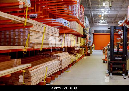 Schnittholz im Home Depot-Geschäft Stockfoto