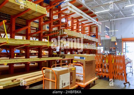 Holzhof für die Veredelung von Materialien für Reparaturen im Haus am Home Depot Baumarkt Stockfoto