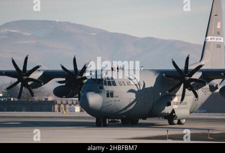 Santa Claus verzichtet auf die Oberseite eines C-130 Hercules-Flugzeugs, als er am 18. Dezember 2021 auf der Nevada Air National Guard Base in Reno, Nevada, eintrifft. Herr Claus und zwei seiner Elfen haben eine Fahrt vom Luftlift-Flügel 152nd nach Reno erhalten, um ihm dabei zu helfen, die Festtagsstimmung auf die Nevada Guardsmen und ihre Familien zu verbreiten. (USA Foto der Air National Guard von Airman First Class Thomas Cox) Stockfoto