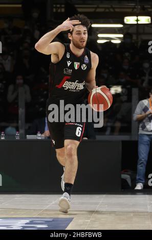 Bologna, Italien. 19th Dez 2021. Alessandro Pajola (Segafredo Virtus Bologna)während der Serie A1 der italienischen LBA Basketball-Meisterschaft Spiel Segafredo Virtus Bologna gegen. Kigili Fortitudo Bologna in der Segafredo Arena - Bologna, 19. Dezember 2021 Kredit: Unabhängige Fotoagentur/Alamy Live Nachrichten Stockfoto