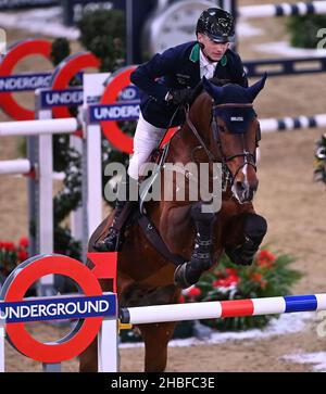Royal Victoria Dock, Großbritannien. 19th Dez 2021. London International Horse Show. Excel London. Royal Victoria Dock. Denis Lynch (IRL) fährt CRISTELLO während der Klasse 16 - dem Longines FEI Jumping World Cup. Kredit: Sport In Bildern/Alamy Live Nachrichten Stockfoto