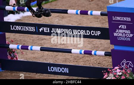 Royal Victoria Dock, Großbritannien. 19th Dez 2021. London International Horse Show. Excel London. Royal Victoria Dock. Der erste Zaun in der Klasse 16 - der Longines FEI Jumping World Cup. Kredit: Sport In Bildern/Alamy Live Nachrichten Stockfoto