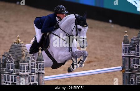 Royal Victoria Dock. Vereinigtes Königreich. 19. Dezember 2021. London International Horse Show. Excel London. Royal Victoria Dock. Olivier Robert (FRA) fährt mit dem VANGOG DU MAS GARNIER während der Klasse 16 - dem Longines FEI Jumping World Cup. Stockfoto