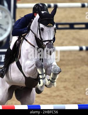 Royal Victoria Dock, Großbritannien. 19th Dez 2021. London International Horse Show. Excel London. Royal Victoria Dock. Olivier Robert (FRA) fährt mit dem VANGOG DU MAS GARNIER während der Klasse 16 - dem Longines FEI Jumping World Cup. Kredit: Sport In Bildern/Alamy Live Nachrichten Stockfoto