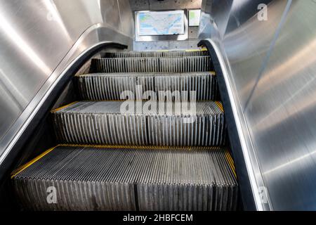 Die Rolltreppe in einer U-Bahn-Station hochfahren. Stockfoto
