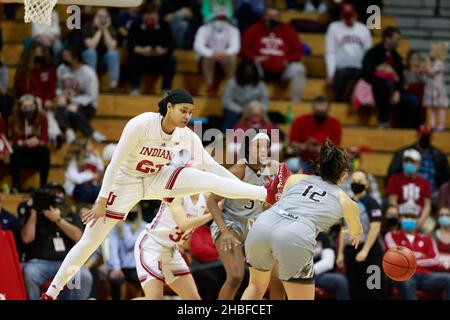 Bloomington, Usa. 19th Dez 2021. Indiana Hoosiers Stürmer Kiandra Browne (23) in Aktion gegen Western Michigan Broncos Stürmer Reilly Jacobson (12) während eines NCAA Frauen-Basketballspiels in der Assembly Hall in Bloomington.(IU schlagen Western Michigan 67-57) Credit: SOPA Images Limited/Alamy Live News Stockfoto