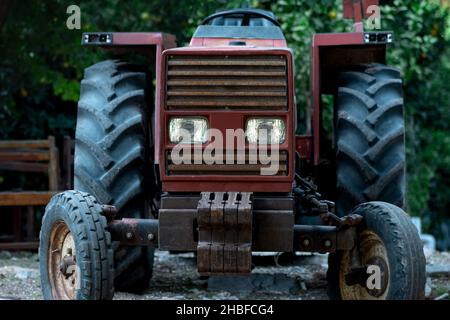 Kleiner landwirtschaftlicher Traktor mit Rädern, Vorderansicht, Nahaufnahme Stockfoto
