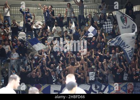 Bologna, Italien. 19th Dez 2021. Unterstützer von Fortitudo während der Serie A1 der italienischen LBA Basketball-Meisterschaft Spiel Segafredo Virtus Bologna gegen. Kigili Fortitudo Bologna in der Segafredo Arena - Bologna, 19. Dezember 2021 Kredit: Unabhängige Fotoagentur/Alamy Live Nachrichten Stockfoto