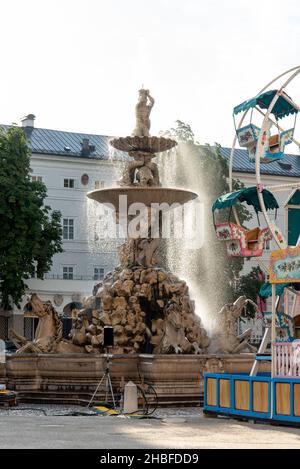 Am frühen Morgen am Barockbrunnen auf dem Residenzplatz in Salzburg, Im Hintergrund Ein Kinderrad, Österreich Stockfoto