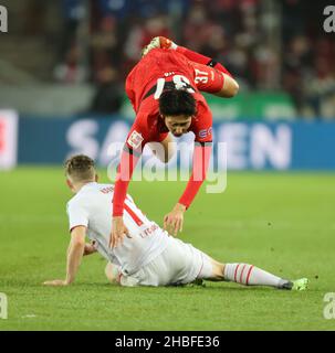 Köln, Deutschland. 19th Dez 2021. 1. Bundesliga 17th Spieltag, 1. FC Köln - VfB Stuttgart, Florian Kainz (Köln), Hiroki Ito (VfB) kämpfen um den Ball. Quelle: Jürgen Schwarz/Alamy Live News Stockfoto