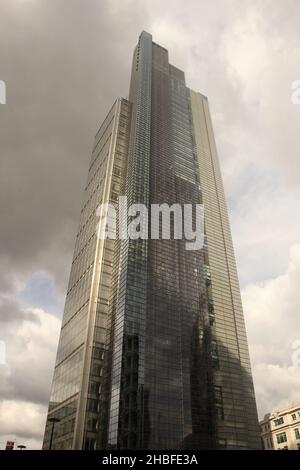 LONDON, VEREINIGTES KÖNIGREICH - 12. Jun 2014: Eine Aufnahme des Heron Tower in London, Vereinigtes Königreich Stockfoto