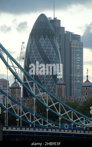 LONDON, VEREINIGTES KÖNIGREICH - 23. Jul 2014: Eine vertikale Aufnahme des Gherkin-Gebäudes in London, Vereinigtes Königreich Stockfoto