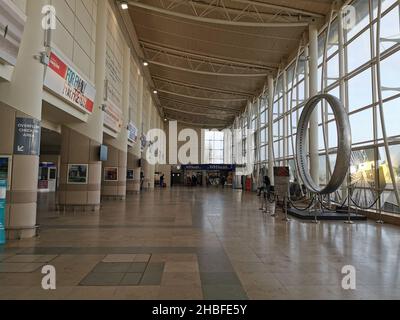 LIVERPOOL, VEREINIGTES KÖNIGREICH - 07. Nov 2021: Liverpool John Lennon Airport Hall, Vereinigtes Königreich Stockfoto