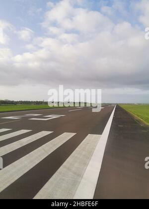 BELFAST, VEREINIGTES KÖNIGREICH - 07. Nov 2021: Eine vertikale Aufnahme einer Start- und Landebahn des Flughafens in Belfast, Vereinigtes Königreich Stockfoto