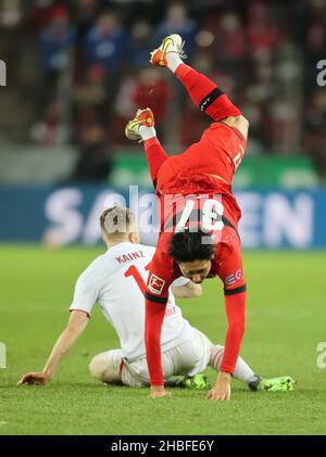 Köln, Deutschland. 19th Dez 2021. 1. Bundesliga 17th Spieltag, 1. FC Köln - VfB Stuttgart, Florian Kainz (Köln), Hiroki Ito (VfB) kämpfen um den Ball. Quelle: Jürgen Schwarz/Alamy Live News Stockfoto