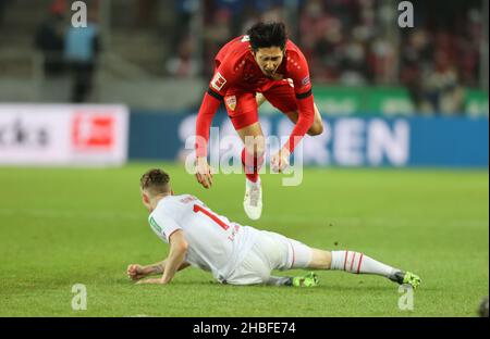 Köln, Deutschland. 19th Dez 2021. 1. Bundesliga 17th Spieltag, 1. FC Köln - VfB Stuttgart, Florian Kainz (Köln), Hiroki Ito (VfB) kämpfen um den Ball. Quelle: Jürgen Schwarz/Alamy Live News Stockfoto