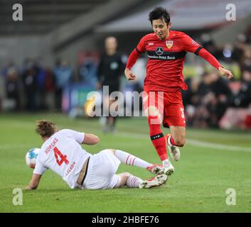 Köln, Deutschland. 19th Dez 2021. 1. Bundesliga 17th Spieltag, 1. FC Köln - VfB Stuttgart, Timo Huebers (Köln), Hiroki Ito (VfB) kämpfen um den Ball. Quelle: Jürgen Schwarz/Alamy Live News Stockfoto