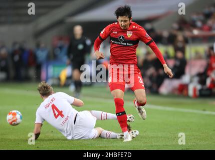 Köln, Deutschland. 19th Dez 2021. 1. Bundesliga 17th Spieltag, 1. FC Köln - VfB Stuttgart, Timo Huebers (Köln), Hiroki Ito (VfB) kämpfen um den Ball. Quelle: Jürgen Schwarz/Alamy Live News Stockfoto