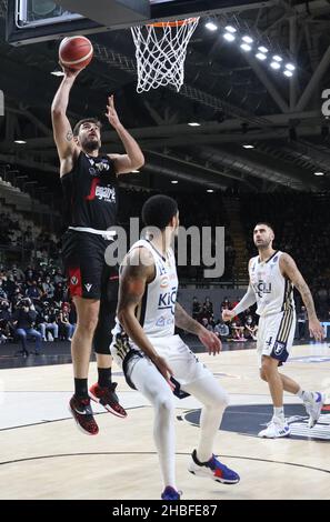 Bologna, Italien. 19th Dez 2021. Amedeo Tessitori (Segafredo Virtus Bologna)während der Serie A1 der italienischen LBA Basketball-Meisterschaft Spiel Segafredo Virtus Bologna gegen. Kigili Fortitudo Bologna in der Segafredo Arena - Bologna, 19. Dezember 2021 Kredit: Unabhängige Fotoagentur/Alamy Live Nachrichten Stockfoto