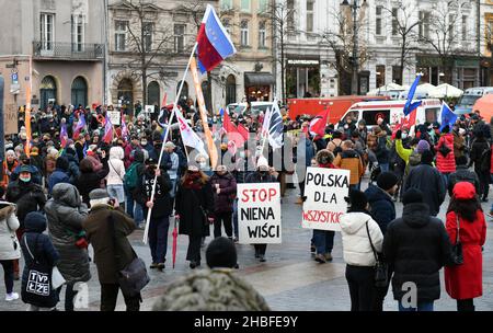 Krakau, Polen. 19th Dez 2021. Demonstranten versammeln sich während der Demonstration auf dem Marktplatz.Protest zur Verteidigung der freien Medien nach der Annahme des sogenannten Lex-TVN im Sejm im polnischen Parlament, der den Verkauf von TVN durch den amerikanischen Eigentümer erzwingt. Kredit: SOPA Images Limited/Alamy Live Nachrichten Stockfoto