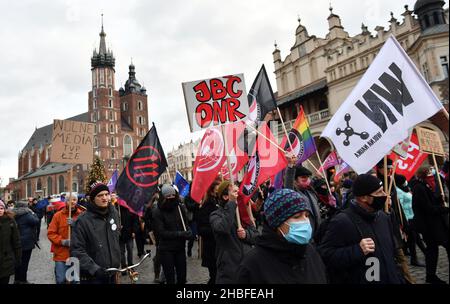 Krakau, Polen. 19th Dez 2021. Demonstranten marschieren während der Demonstration an der St. Mary's Church vorbei. Protest zur Verteidigung freier Medien nach der Annahme des sogenannten Lex-TVN im Sejm im polnischen Parlament, der den Verkauf von TVN durch den amerikanischen Eigentümer erzwingt. Kredit: SOPA Images Limited/Alamy Live Nachrichten Stockfoto