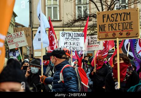 Krakau, Polen. 19th Dez 2021. Demonstranten halten während der Demonstration Plakate. Protest zur Verteidigung freier Medien nach der Annahme des sogenannten Lex-TVN im Sejm im polnischen Parlament, der den Verkauf von TVN durch den amerikanischen Eigentümer erzwingt. Kredit: SOPA Images Limited/Alamy Live Nachrichten Stockfoto