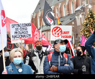 Krakau, Polen. 19th Dez 2021. Protestierende halten Plakate während der Demonstration.Protest zur Verteidigung der freien Medien nach der Annahme des sogenannten Lex-TVN im Sejm im polnischen Parlament, der den Verkauf von TVN durch den amerikanischen Eigentümer erzwingt. Kredit: SOPA Images Limited/Alamy Live Nachrichten Stockfoto