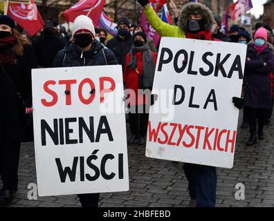 Krakau, Polen. 19th Dez 2021. Protestierende halten während der Demonstration Plakate mit dem Titel "Stoppt Hass" und "Polen für alle" bereit.Protest zur Verteidigung freier Medien nach der Annahme des sogenannten Lex-TVN im Sejm im polnischen Parlament, das den Verkauf von TVN durch den amerikanischen Eigentümer erzwingt. Kredit: SOPA Images Limited/Alamy Live Nachrichten Stockfoto