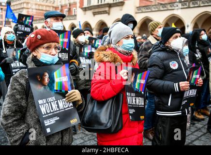 Krakau, Polen. 19th Dez 2021. Protestierende halten während der Demonstration Plakate der Freien Medien ab.Protest zur Verteidigung der freien Medien nach der Annahme des sogenannten Lex-TVN im Sejm im polnischen Parlament, der den Verkauf von TVN durch den amerikanischen Eigentümer erzwingt. Kredit: SOPA Images Limited/Alamy Live Nachrichten Stockfoto