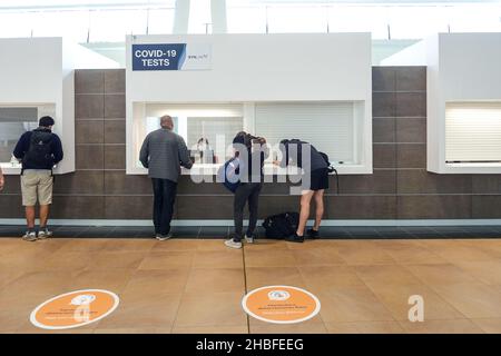 Passagiere, die sich für einen Covid 19-Antigentest am Terminal des internationalen Flughafens Faro, Portugal, anmelden Stockfoto