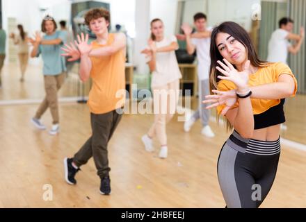 Fröhliche emotionale Teenager-Mädchen Ausbildung Tanzbewegungen in Choreographie-Klasse Stockfoto