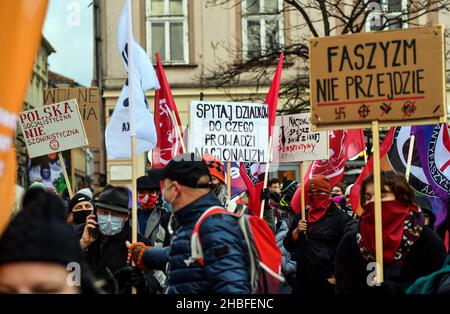 Krakau, Polen. 19th Dez 2021. Demonstranten halten während der Demonstration Plakate. Protest zur Verteidigung freier Medien nach der Annahme des sogenannten Lex-TVN im Sejm im polnischen Parlament, der den Verkauf von TVN durch den amerikanischen Eigentümer erzwingt. (Foto von Alex Bona/SOPA Images/Sipa USA) Quelle: SIPA USA/Alamy Live News Stockfoto