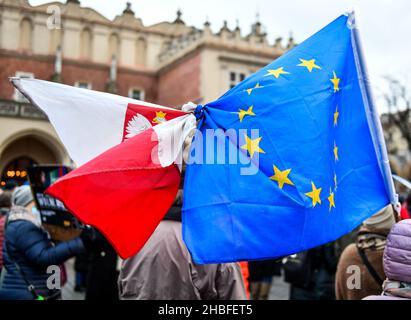 Krakau, Polen. 19th Dez 2021. Während der Demonstration wurden die Flaggen Polens und der Europäischen Union miteinander verflochten.Protest zur Verteidigung der freien Medien nach der Annahme des sogenannten Lex-TVN im Sejm im polnischen Parlament, das den Verkauf von TVN durch den amerikanischen Eigentümer erzwingt. (Foto von Alex Bona/SOPA Images/Sipa USA) Quelle: SIPA USA/Alamy Live News Stockfoto