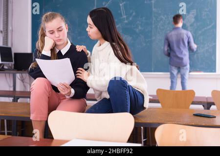 Chinesisches Mädchen Student tröstend weibliche Freundin Stockfoto