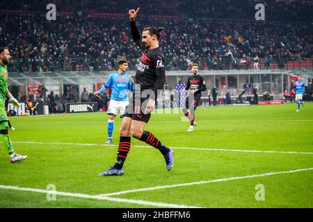 San Siro Stadion, Mailand, Italien, 19. Dezember 2021, Zlatan Ibrahimovic während des AC Milan gegen SSC Napoli - italienisches Fußballspiel der Serie A Stockfoto