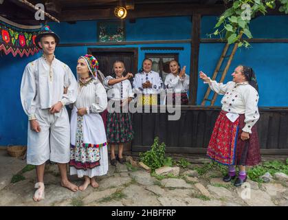 Salaj, Transsilvanien, Rumänien- 14. Mai 2018: Junges Paar in rumänischen Volkstrachten heiraten, eine traditionelle Hochzeit in einem charmanten Blau Stockfoto