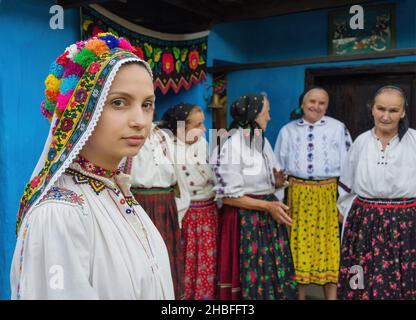 Salaj, Transsilvanien, Rumänien- 14. Mai 2018: Junges Paar in rumänischen Volkstrachten heiraten, eine traditionelle Hochzeit in einem charmanten Blau Stockfoto