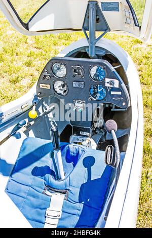Frontcockpit und Instrumente eines zweisitzigen Schleicher AS K21 Segelflugzeuges. Stockfoto