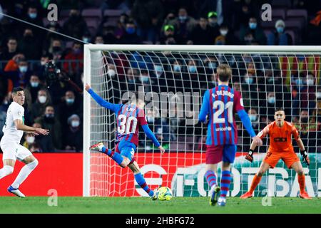 Barcelona, Spanien. Kredit: D. 18th Dec, 2021. Gavi (Barcelona) Fußball/Fußball : Spanisches 'La Liga Santander' Spiel zwischen dem FC Barcelona 3-2 Elche CF im Camp Nou Stadion in Barcelona, Spanien. Quelle: D .Nakashima/AFLO/Alamy Live News Stockfoto