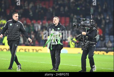 Hampden Park. Glasgow. Schottland, Vereinigtes Königreich. 19th Dez 2. Hibernian gegen Celtic Premier Sports Cup Final Manager des Celtic FC, Ange Postecoglou mit der Trophäe Credit: eric mccowat/Alamy Live News Stockfoto