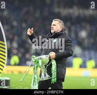 Hampden Park. Glasgow. Schottland, Vereinigtes Königreich. 19th Dez 2. Hibernian gegen Celtic Premier Sports Cup Final Manager des Celtic FC, Ange Postecoglou mit der Trophäe Credit: eric mccowat/Alamy Live News Stockfoto