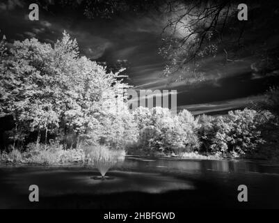 Infrarot, Fine Art Foto von einem Teich mit Springbrunnen Stockfoto