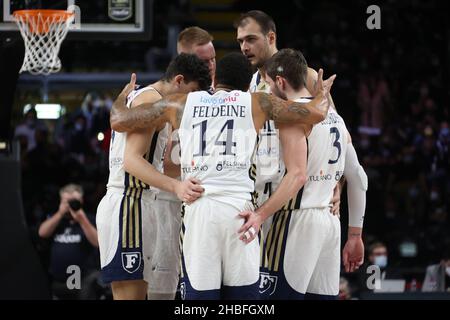 Bologna, Italien. 19th Dez 2021. Fortitudo Spieler während der Serie A1 der italienischen LBA Basketball-Meisterschaft Spiel Segafredo Virtus Bologna vs. Kigili Fortitudo Bologna in der Segafredo Arena - Bologna, 19. Dezember 2021 Quelle: Live Media Publishing Group/Alamy Live News Stockfoto