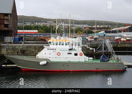 MS Smit Yare, ein von Boskalis betriebenes Flugbesatzungs-/Marinestützschiff, liegt am James Watt Dock in Greenock, Inverclyde. Stockfoto