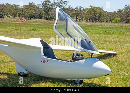 Nahaufnahme eines polnischen einsitzigen Politechnika Warszawska PW-5 Segelflugzeugs mit offenem Cockpit im Lake Keepit Soaring Club, Gunnedah Australia, Stockfoto