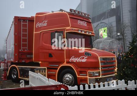 Der Coca Cola Truck vor dem Xscape Building im Zentrum von Milton Keynes. Eine Station auf der jährlichen „Holidays are Coming“-Tour. Stockfoto