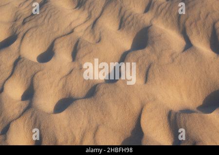 Die Sandmuster der Arashi Dunes leuchten im Morgenlicht auf Aruba. Stockfoto
