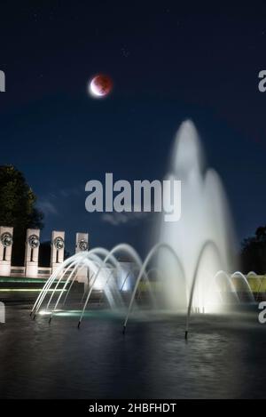 Die Mondfinsternis am frühen Morgen des 2021. November über dem World war II Memorial auf der National Mall in Washington DC. Stockfoto